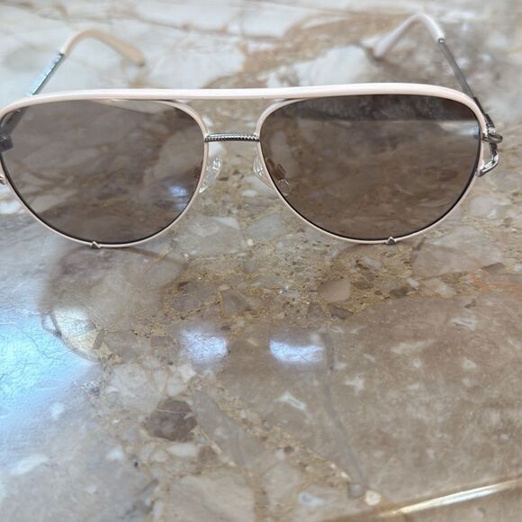 Quay High Key Twist Sunglasses Silver Frame / Silver Champagne Flash Lens NWOT - Picture 3 of 7